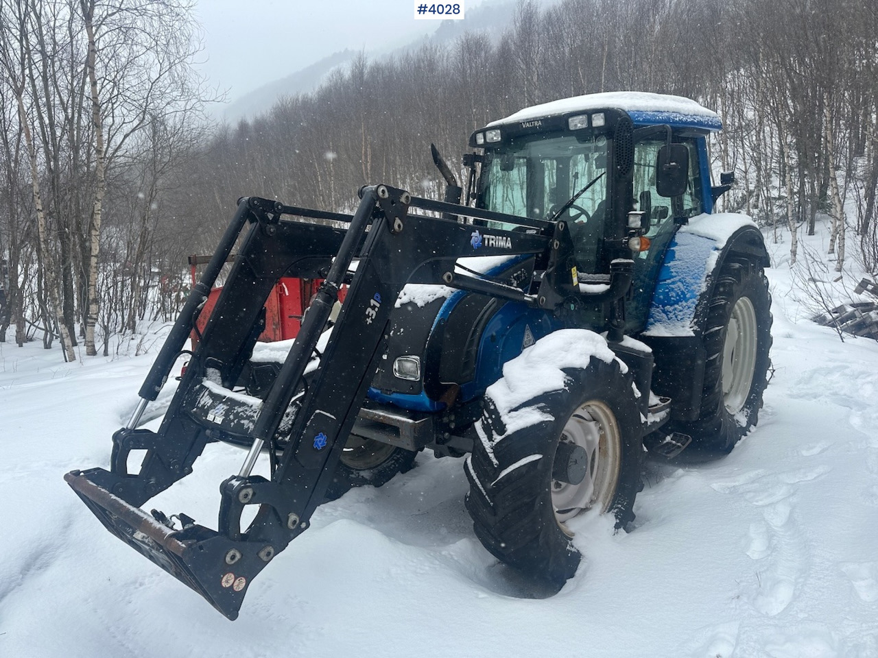 2012 Valtra N122 4x4 traktor w/ front loader and Dalen snow blower - Трактор: снимка 1 2012 Valtra N122 4x4 traktor w/ front loader and Dalen snow blower - Трактор: снимка 1