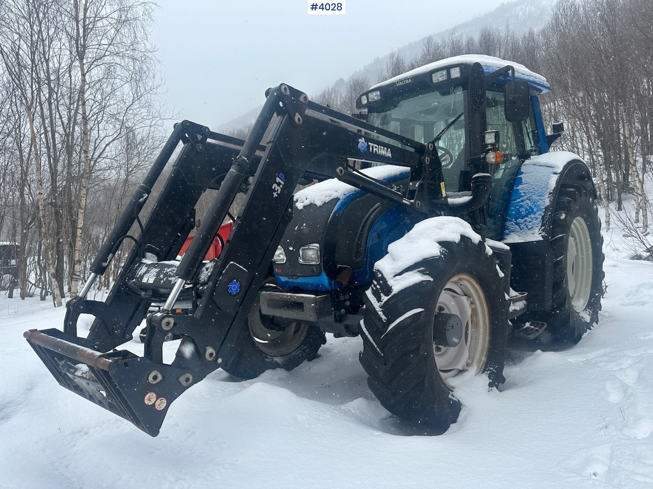 2012 Valtra N122 4x4 traktor w/ front loader and Dalen snow blower - Трактор: снимка 2 2012 Valtra N122 4x4 traktor w/ front loader and Dalen snow blower - Трактор: снимка 2