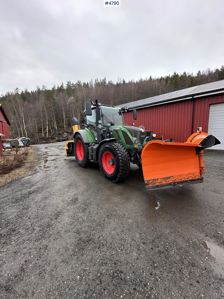 2014 Fendt 514 Vario 4x4 w/ front loader, folding plow, snow blower and sand spreader - Трактор: снимка 2 2014 Fendt 514 Vario 4x4 w/ front loader, folding plow, snow blower and sand spreader - Трактор: снимка 2