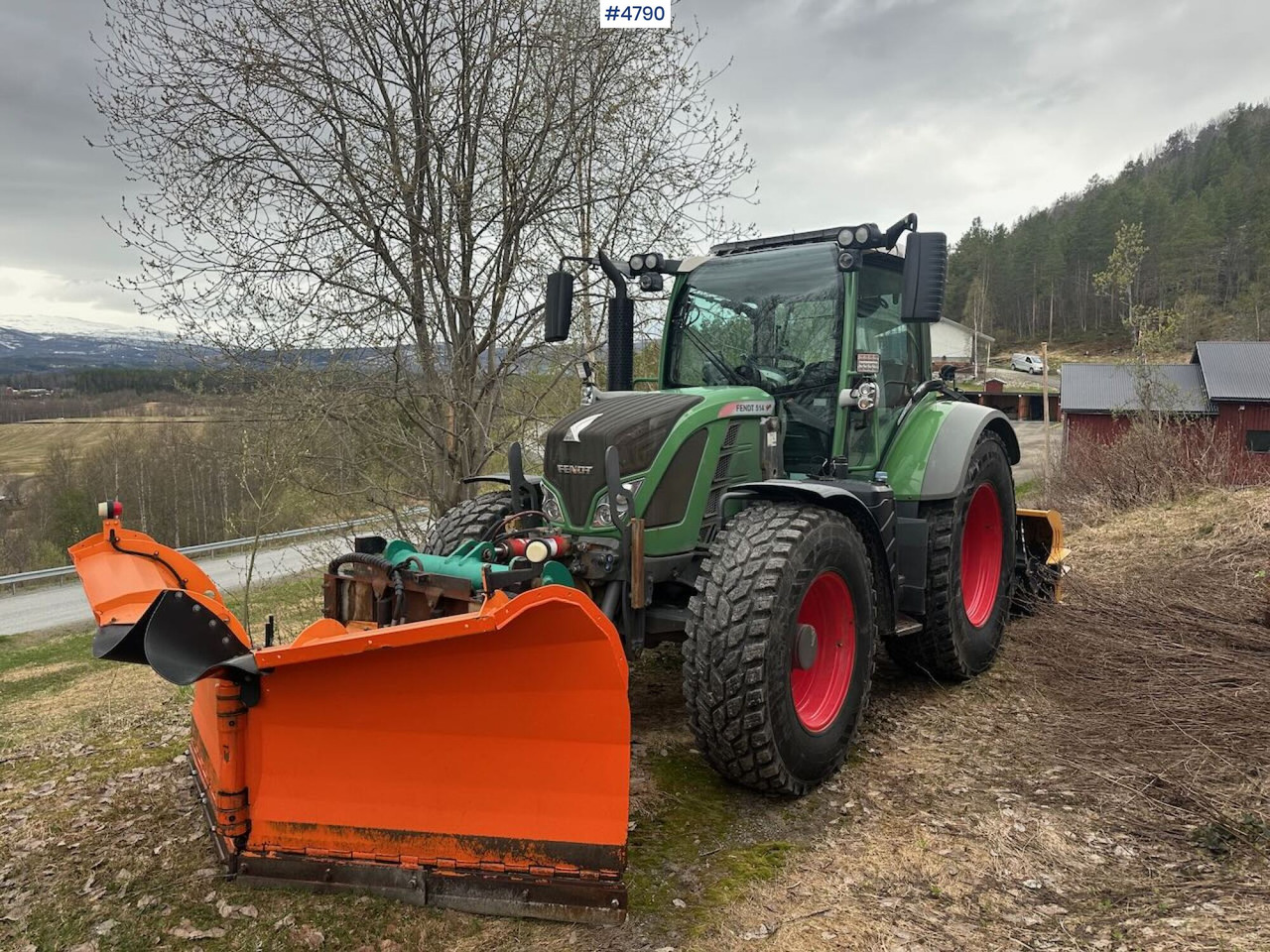 2014 Fendt 514 Vario 4x4 w/ front loader, folding plow, snow blower and sand spreader - Трактор: снимка 5 2014 Fendt 514 Vario 4x4 w/ front loader, folding plow, snow blower and sand spreader - Трактор: снимка 5