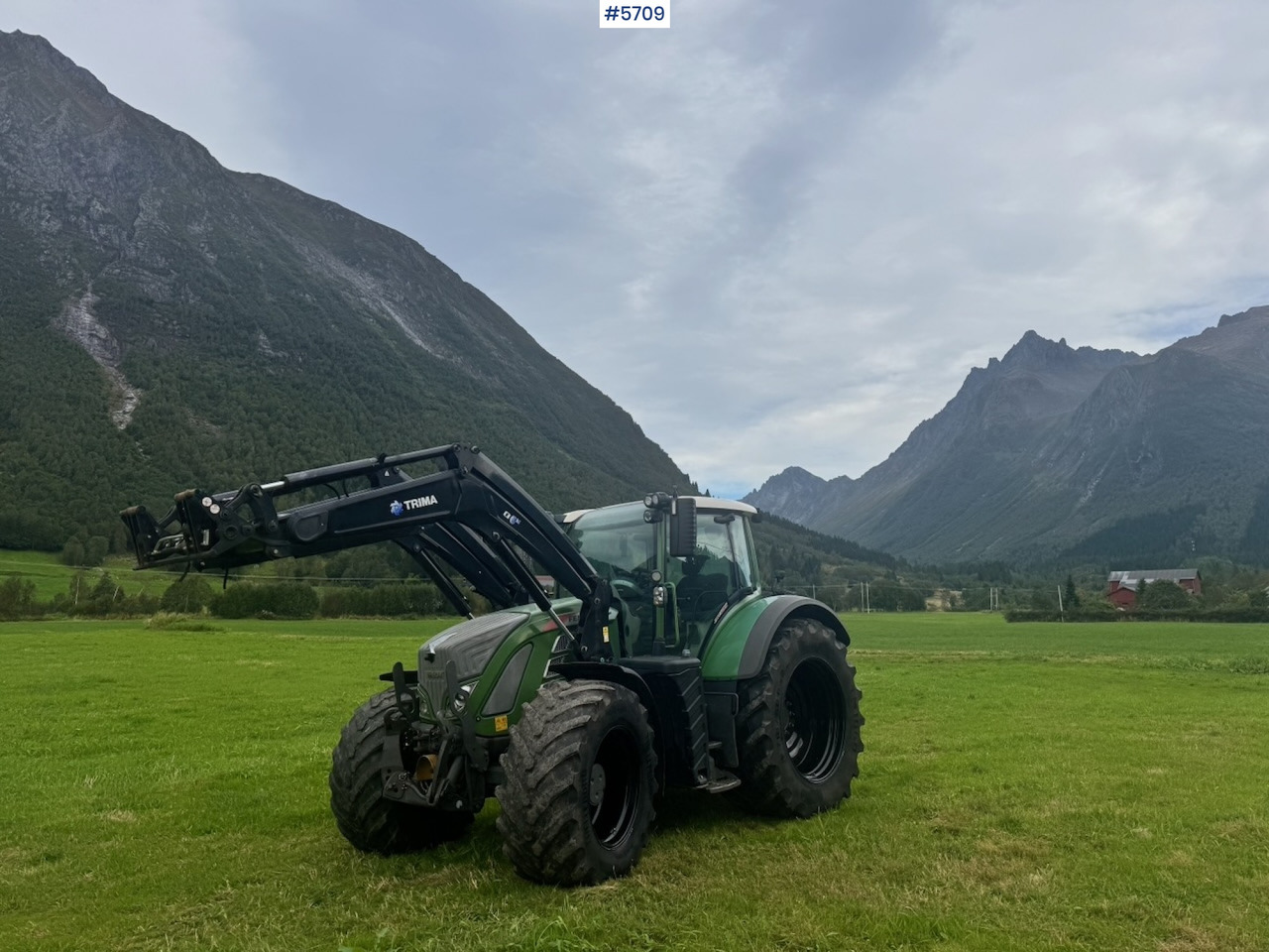 2017 Fendt 724 Vario w/ GPS, Front PTO, Loader and hydraulics. - Трактор: снимка 1 2017 Fendt 724 Vario w/ GPS, Front PTO, Loader and hydraulics. - Трактор: снимка 1