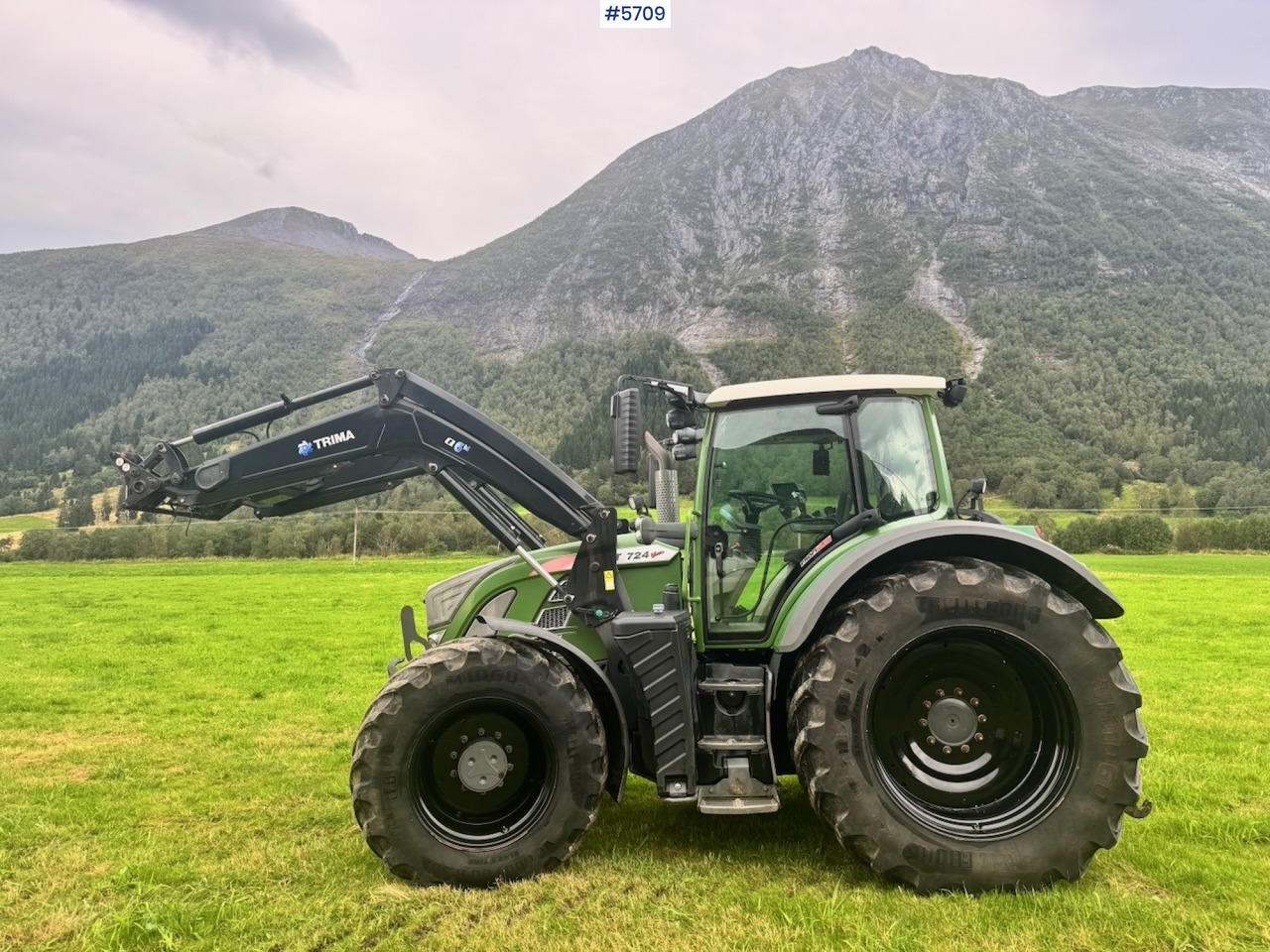 2017 Fendt 724 Vario w/ GPS, Front PTO, Loader and hydraulics. - Трактор: снимка 4 2017 Fendt 724 Vario w/ GPS, Front PTO, Loader and hydraulics. - Трактор: снимка 4