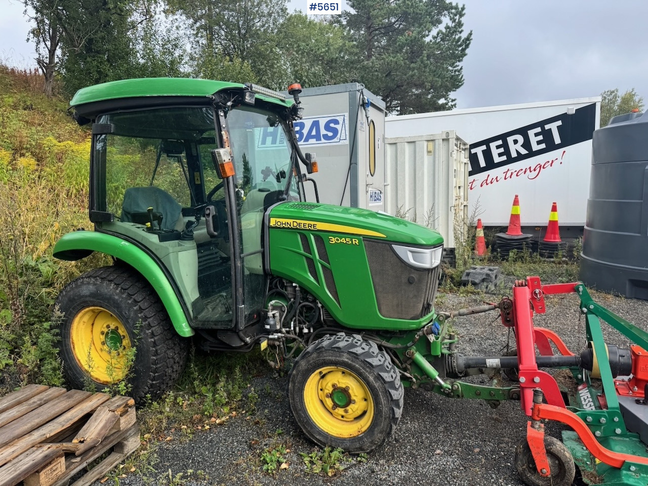 2018 John Deere 3045R with front hydraulics and front PTO - Трактор: снимка 1 2018 John Deere 3045R with front hydraulics and front PTO - Трактор: снимка 1