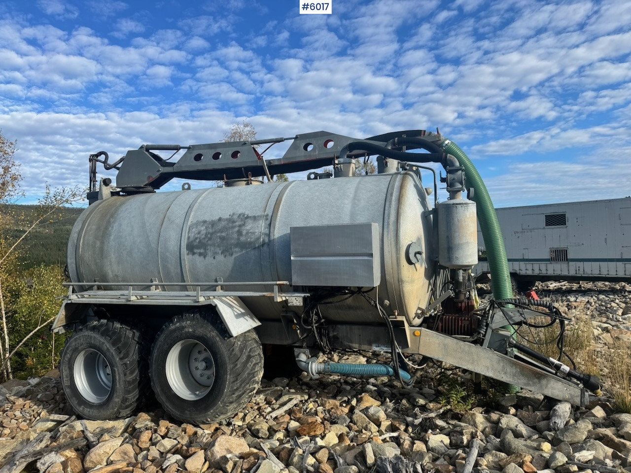 Caveco vacuum wagon with loading robot - Ремарке цистерна: снимка 1 Caveco vacuum wagon with loading robot - Ремарке цистерна: снимка 1