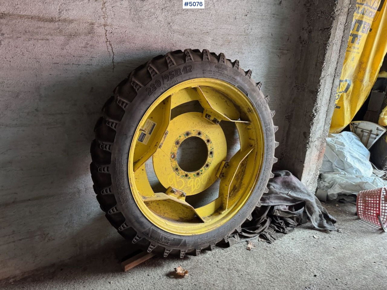 Sprayer Wheels (used on a John Deere 6830) - Пръскачка: снимка 3 Sprayer Wheels (used on a John Deere 6830) - Пръскачка: снимка 3