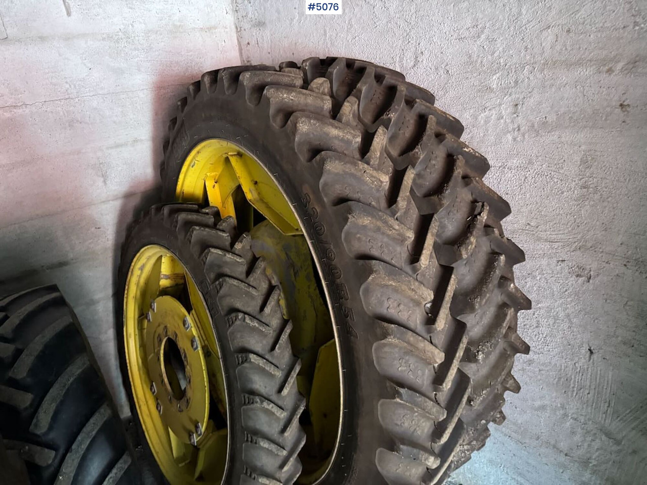 Sprayer Wheels (used on a John Deere 6830) - Пръскачка: снимка 1 Sprayer Wheels (used on a John Deere 6830) - Пръскачка: снимка 1