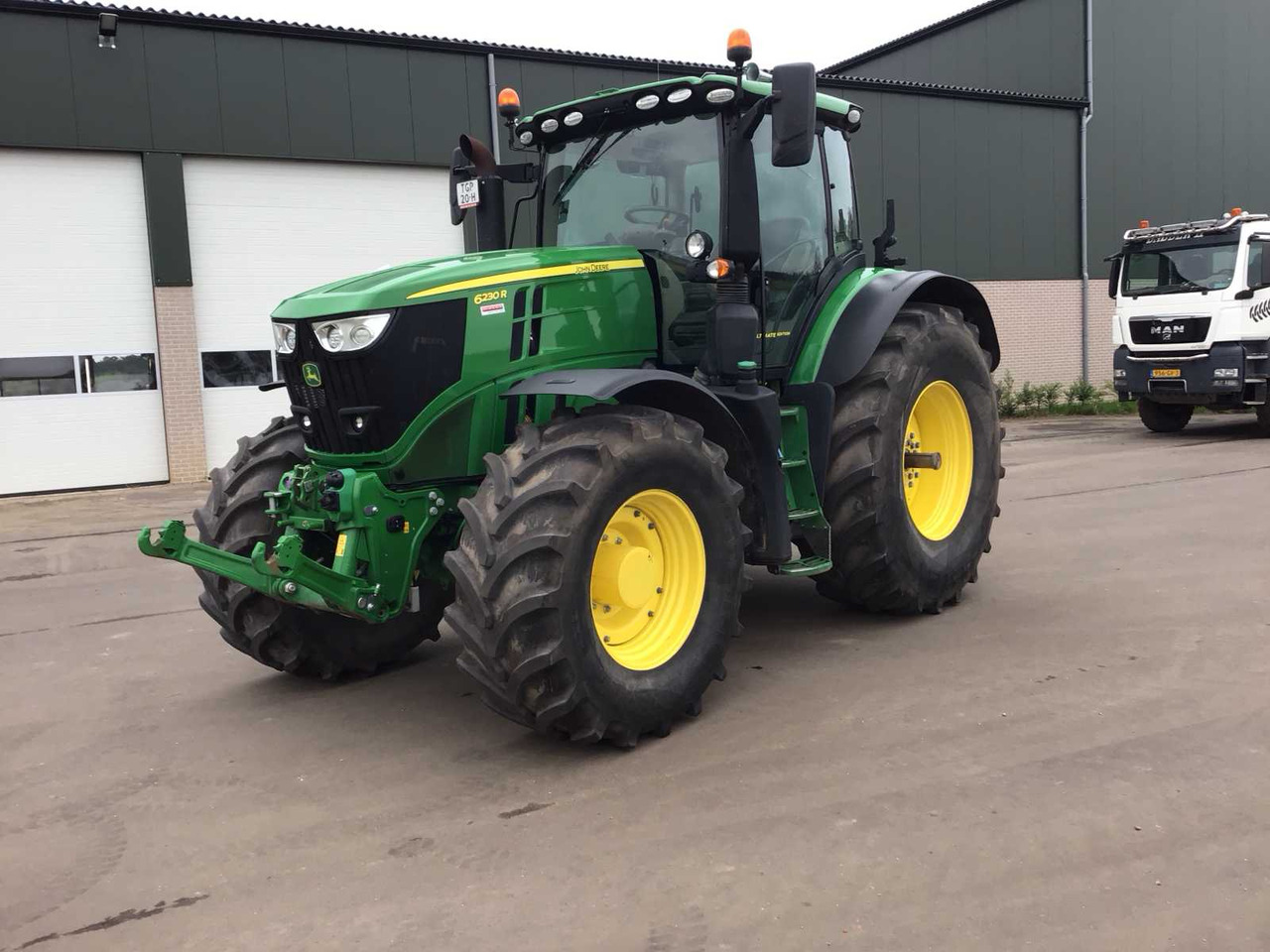Трактор John deere 6230R: снимка 6