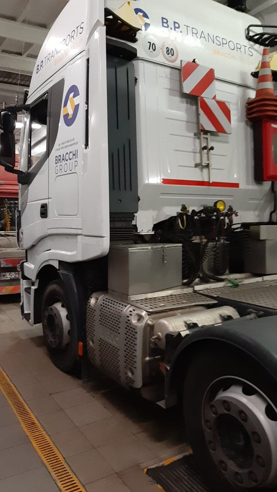 Влекач IVECO IVECO STRALIS 510 Hi-Way AS 440STX/P Euro VI z salonu Italia: снимка 9 Влекач IVECO IVECO STRALIS 510 Hi-Way AS 440STX/P Euro VI z salonu Italia: снимка 9