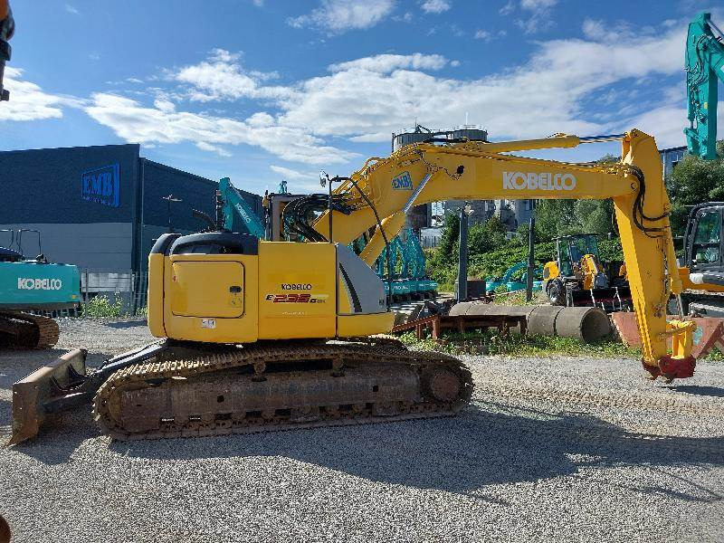 New Holland E235B SRNLC + GPS Steuerung - Верижен багер: снимка 3 New Holland E235B SRNLC + GPS Steuerung - Верижен багер: снимка 3