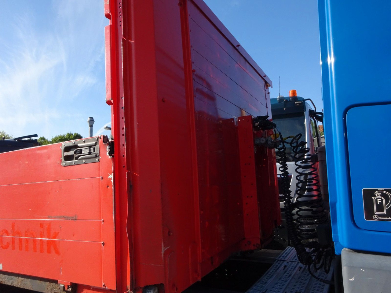 Fliegl Sattelpritsche mit Bordwänden und 3 Achsen - Бордово полуремарке/ Платформа: снимка 4 Fliegl Sattelpritsche mit Bordwänden und 3 Achsen - Бордово полуремарке/ Платформа: снимка 4