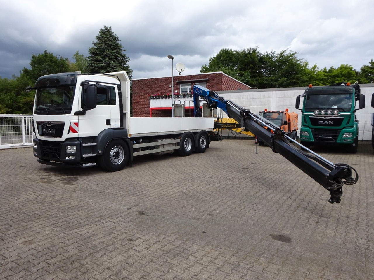 MAN 26.420 TGS Pritsche + HIAB 211 HIPRO Kran - Камион с кран: снимка 5 MAN 26.420 TGS Pritsche + HIAB 211 HIPRO Kran - Камион с кран: снимка 5