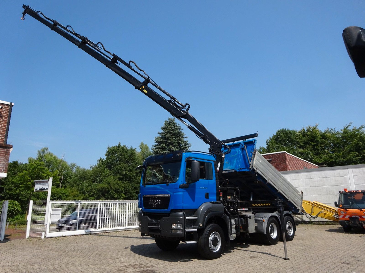 MAN 28.400 TGS 3Skipper+HIAB 166 E-4 HIPRPO 6x4-4 - Самосвал камион, Камион с кран: снимка 1 MAN 28.400 TGS 3Skipper+HIAB 166 E-4 HIPRPO 6x4-4 - Самосвал камион, Камион с кран: снимка 1