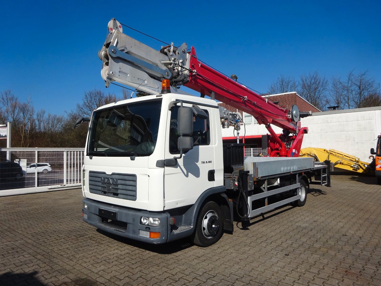MAN 8.180 TGL + Böcker AK 32 Meter Dachdeckerkran - Камион с кран: снимка 1 MAN 8.180 TGL + Böcker AK 32 Meter Dachdeckerkran - Камион с кран: снимка 1