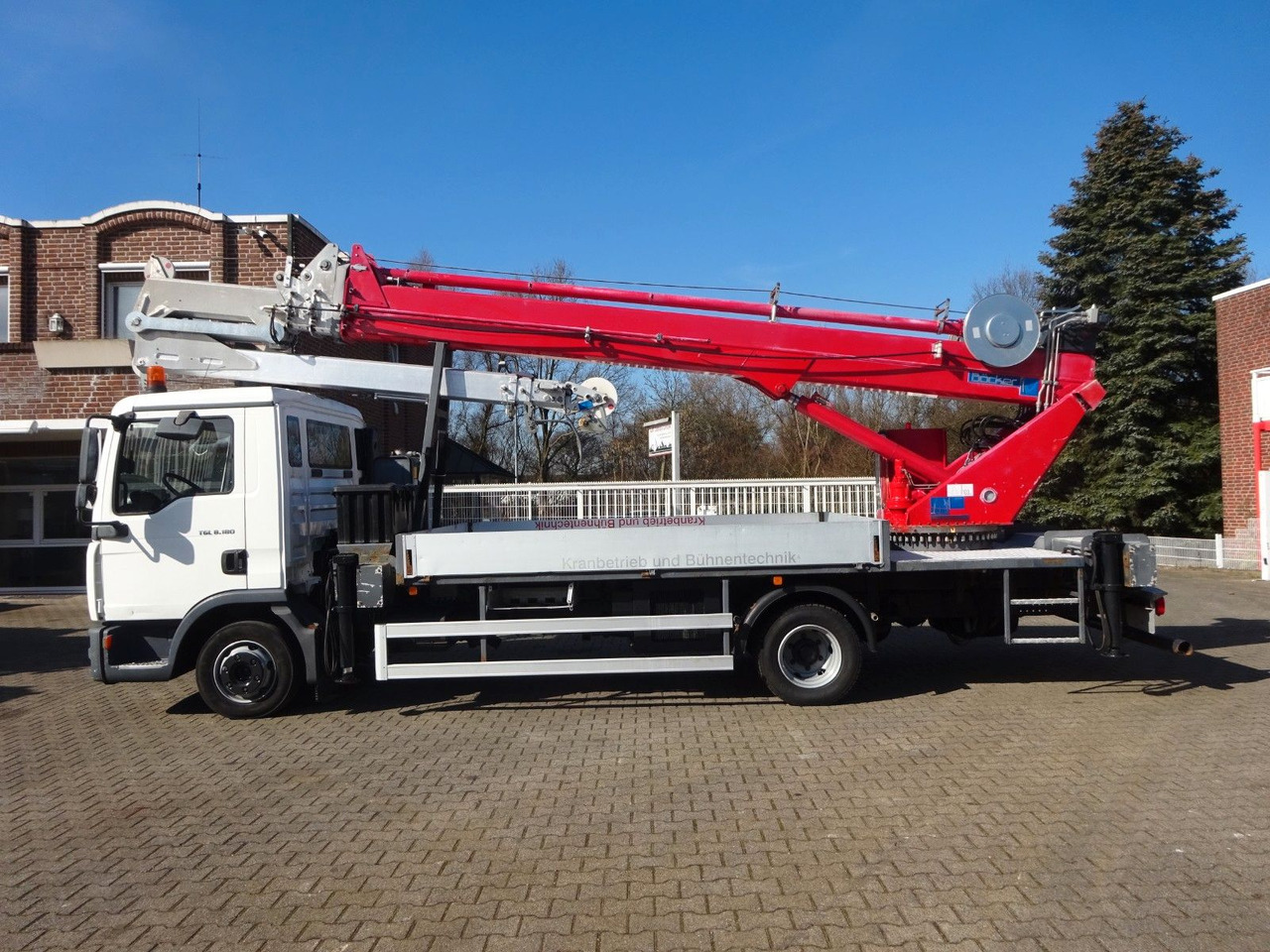 MAN 8.180 TGL + Böcker AK 32 Meter Dachdeckerkran - Камион с кран: снимка 2 MAN 8.180 TGL + Böcker AK 32 Meter Dachdeckerkran - Камион с кран: снимка 2