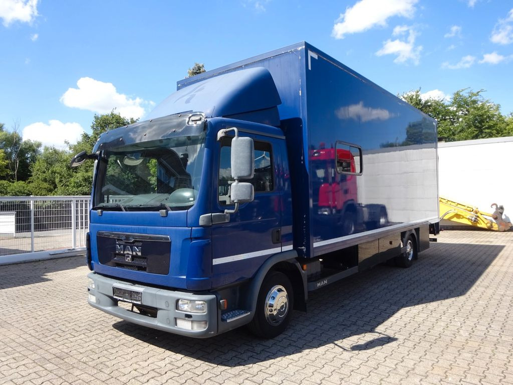 MAN 8.220 Koffer mit LBW als Wohnmobil ausgebaut 4x2 - Камион фургон: снимка 2 MAN 8.220 Koffer mit LBW als Wohnmobil ausgebaut 4x2 - Камион фургон: снимка 2