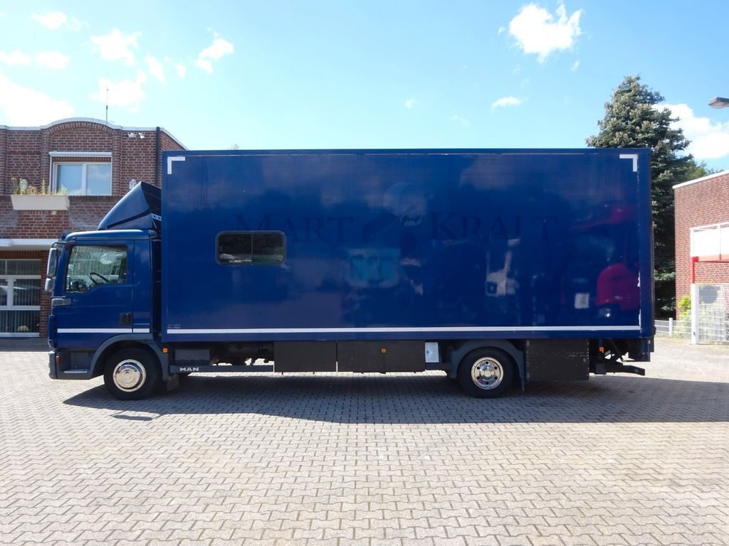 MAN 8.220 Koffer mit LBW als Wohnmobil ausgebaut 4x2 - Камион фургон: снимка 3 MAN 8.220 Koffer mit LBW als Wohnmobil ausgebaut 4x2 - Камион фургон: снимка 3