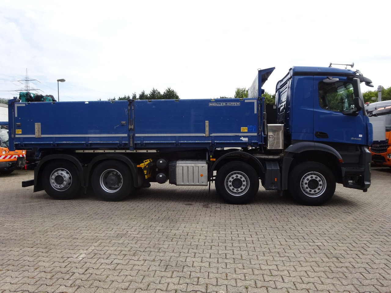 Самосвал камион Mercedes-Benz Arocs 3446 MEILER 3 Seitenkipper 8x2: снимка 6