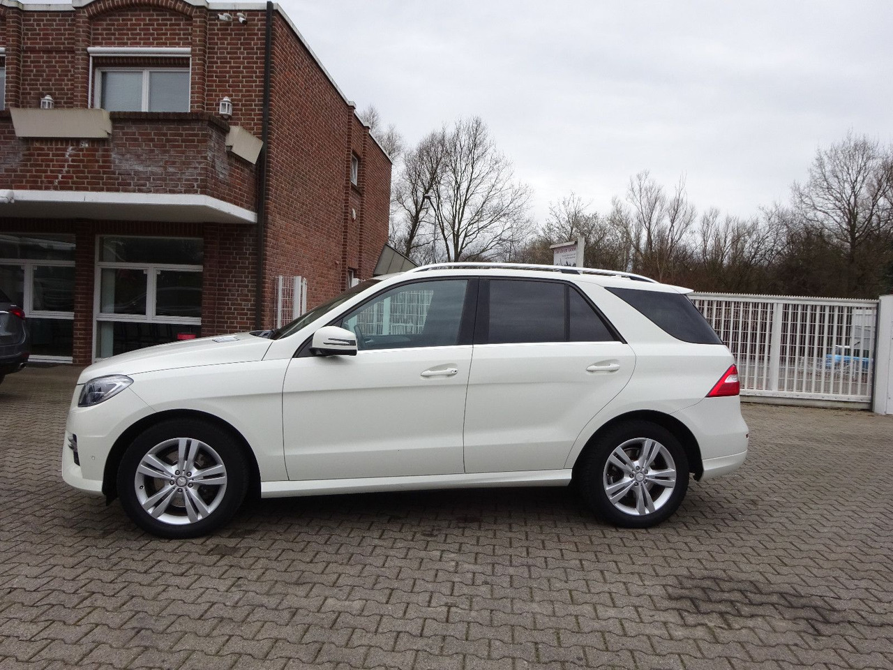 Mercedes-Benz ML 350 CDI BlueTec Mercedes-Benz ML 350 CDI BlueTec. AMG Paket - Джип: снимка 3 Mercedes-Benz ML 350 CDI BlueTec Mercedes-Benz ML 350 CDI BlueTec. AMG Paket - Джип: снимка 3
