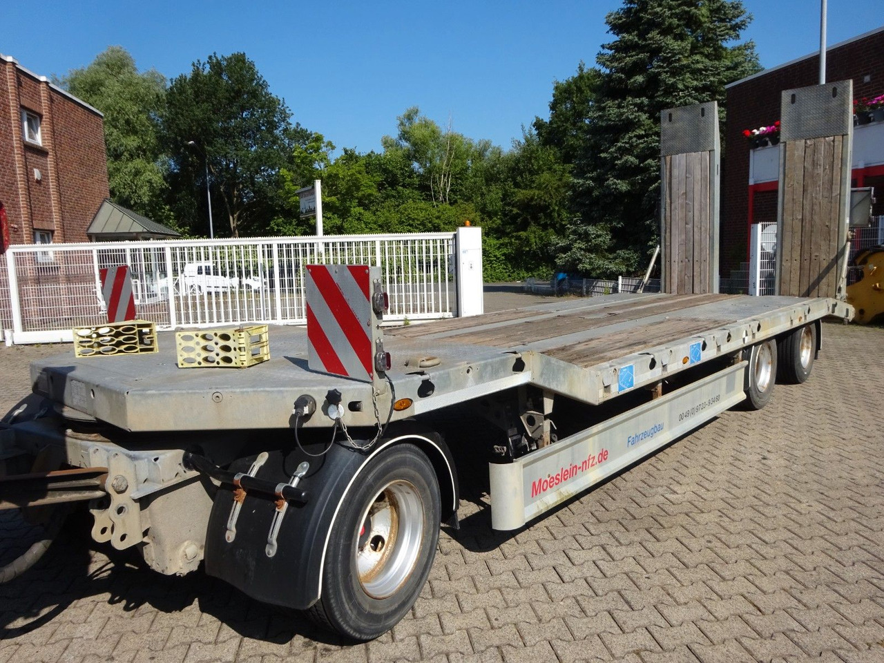 Möslein Tieflader Anhänger mit 3 Achsen und Rampen - Нискорамна площадка ремарке: снимка 1 Möslein Tieflader Anhänger mit 3 Achsen und Rampen - Нискорамна площадка ремарке: снимка 1