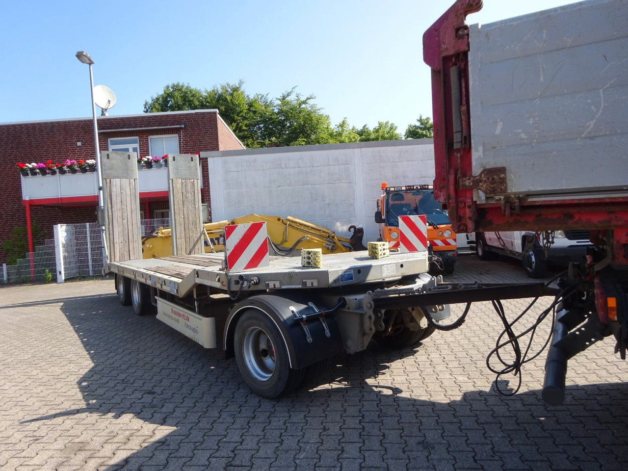Möslein Tieflader Anhänger mit 3 Achsen und Rampen - Нискорамна площадка ремарке: снимка 4 Möslein Tieflader Anhänger mit 3 Achsen und Rampen - Нискорамна площадка ремарке: снимка 4