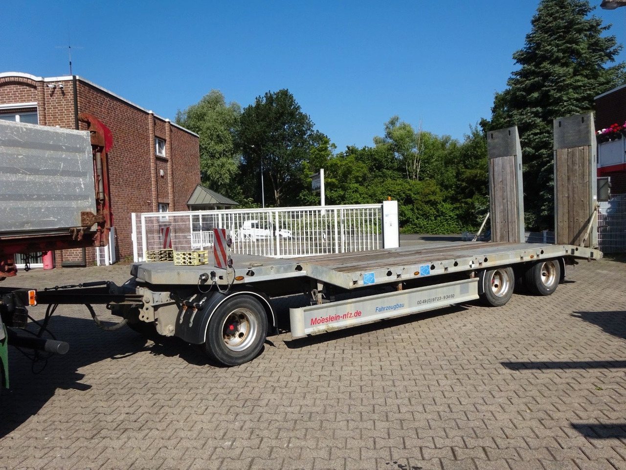 Möslein Tieflader Anhänger mit 3 Achsen und Rampen - Нискорамна площадка ремарке: снимка 2 Möslein Tieflader Anhänger mit 3 Achsen und Rampen - Нискорамна площадка ремарке: снимка 2