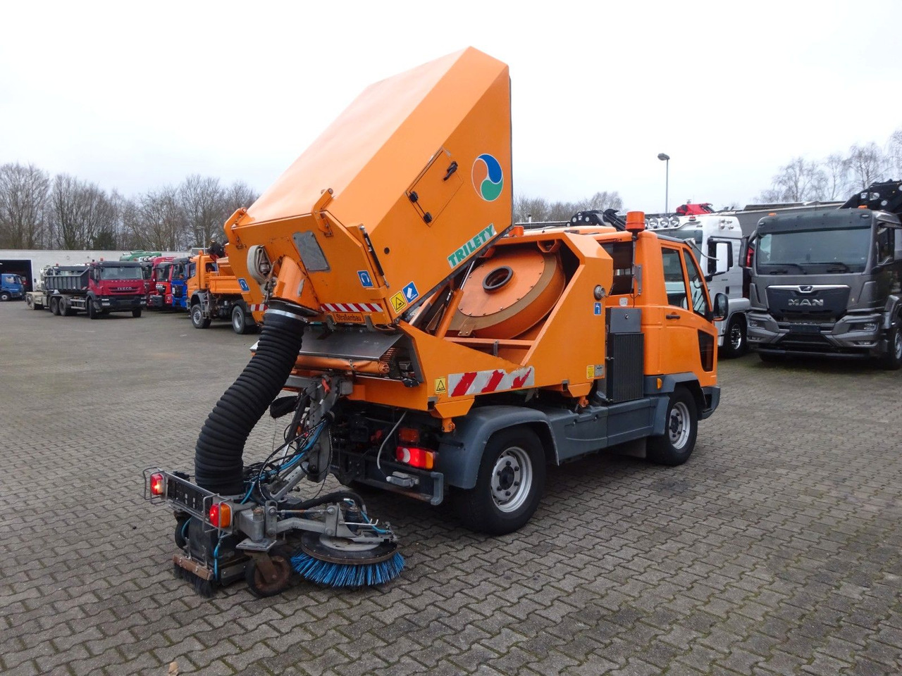 Multicar M30 HAKO FUMO Kehrmaschine+Kipper Wechsel-System - Бус самосвал: снимка 4 Multicar M30 HAKO FUMO Kehrmaschine+Kipper Wechsel-System - Бус самосвал: снимка 4