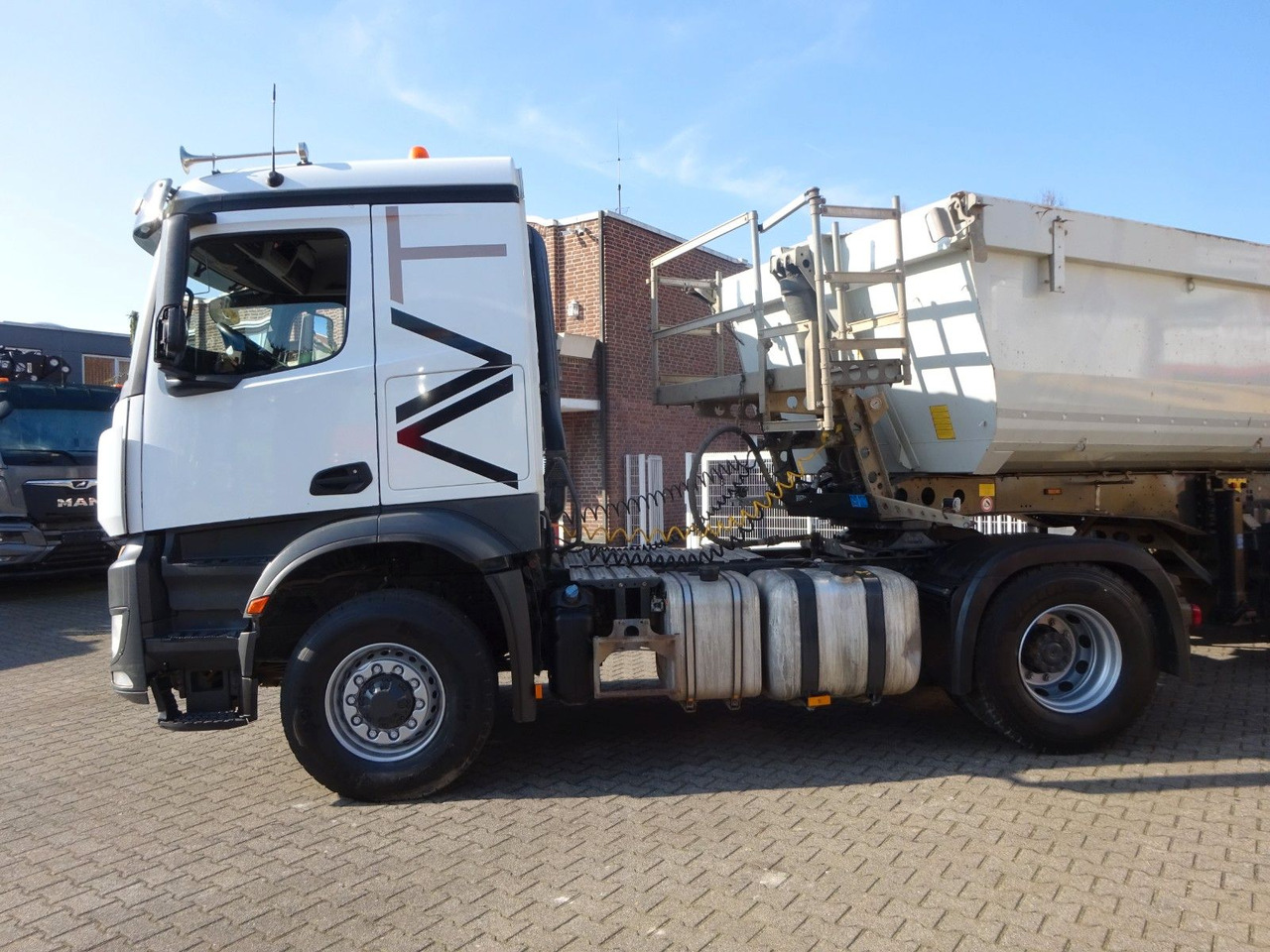 Mercedes-Benz 1851 Arocs SZM 4x2-4 HAD + Hydr. Kipperpumpe Mercedes-Benz 1851 Arocs SZM 4x4 HAD + Hydr. Kipperpumpe - Влекач: снимка 1 Mercedes-Benz 1851 Arocs SZM 4x2-4 HAD + Hydr. Kipperpumpe Mercedes-Benz 1851 Arocs SZM 4x4 HAD + Hydr. Kipperpumpe - Влекач: снимка 1