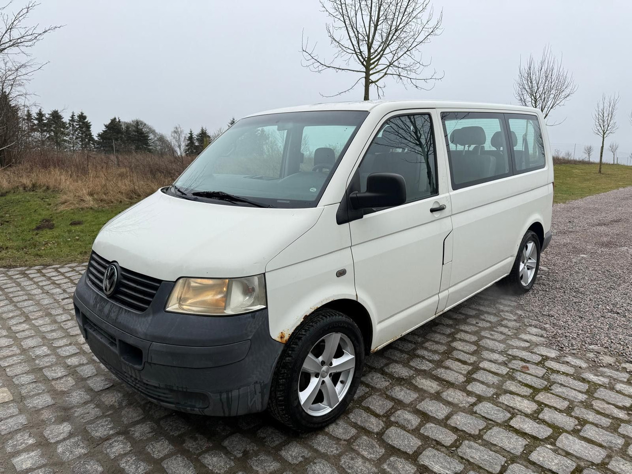 Volkswagen T5 Transporter 1.9 TDI *9 Sitze * 3900 € - Пътнически бус: снимка 2 Volkswagen T5 Transporter 1.9 TDI *9 Sitze * 3900 € - Пътнически бус: снимка 2