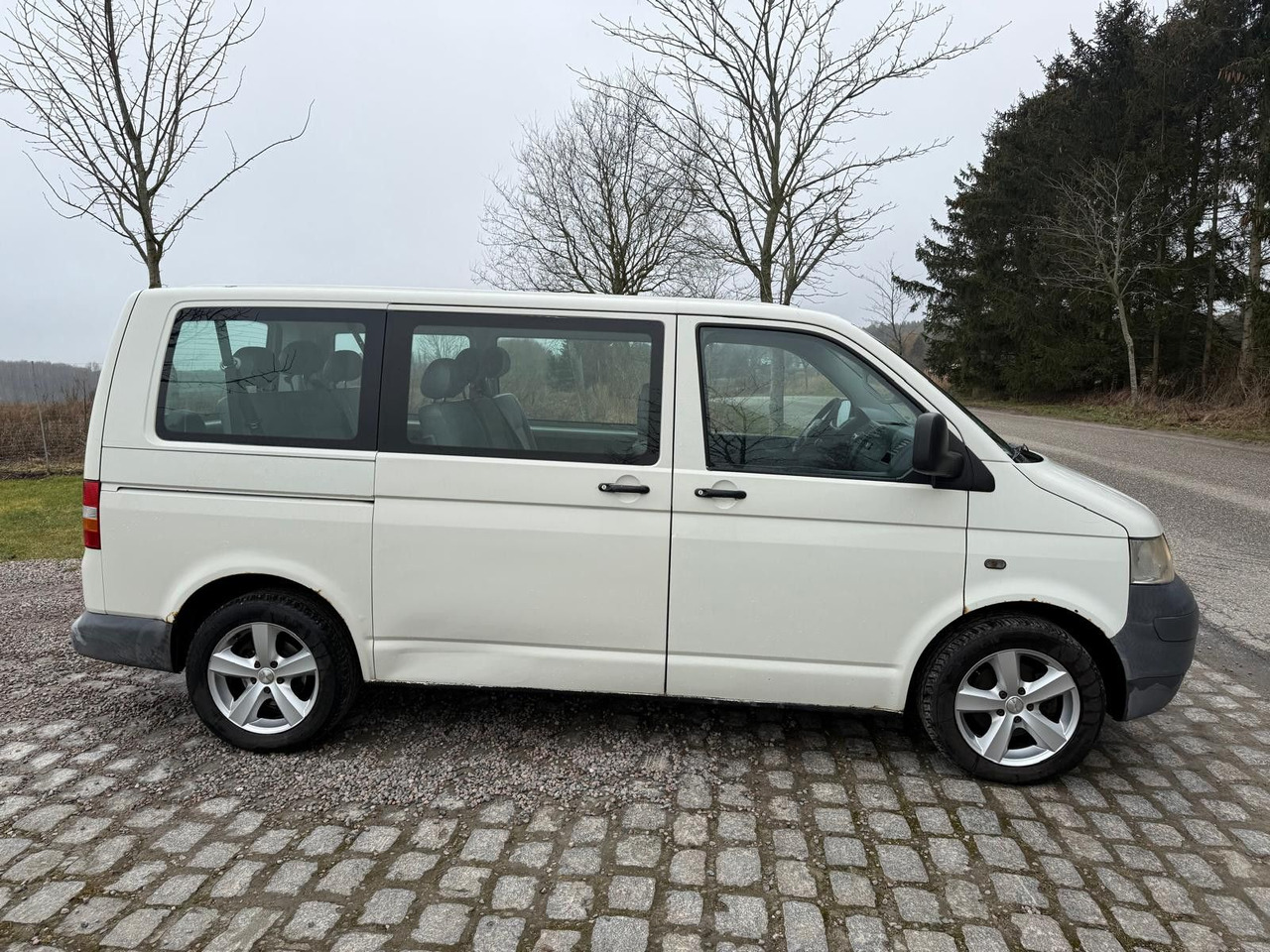 Volkswagen T5 Transporter 1.9 TDI *9 Sitze * 3900 € - Пътнически бус: снимка 5 Volkswagen T5 Transporter 1.9 TDI *9 Sitze * 3900 € - Пътнически бус: снимка 5