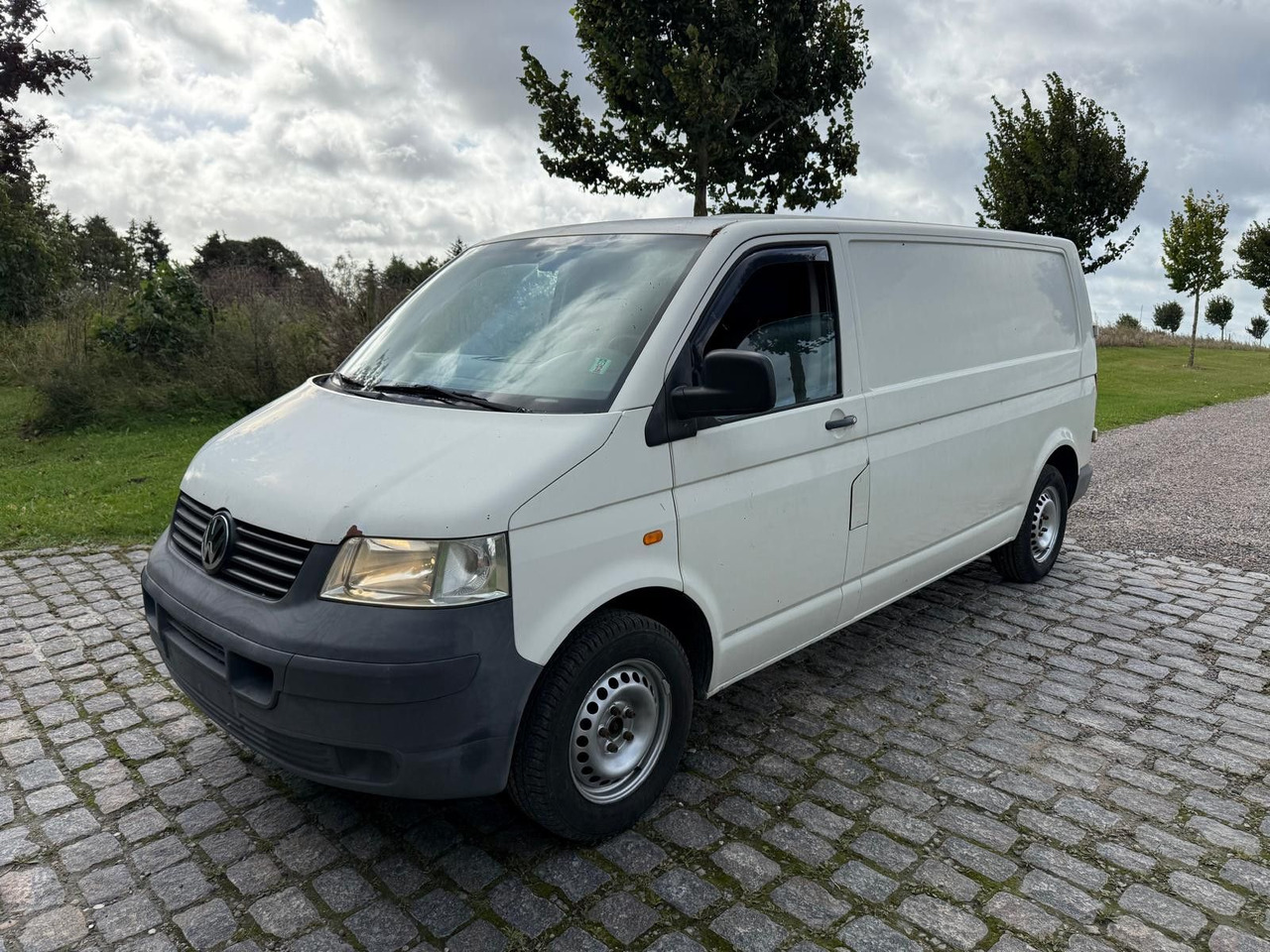 Volkswagen T5 Transporter 2.5 TDI Kasten lang *2500 € - Малък ван: снимка 2 Volkswagen T5 Transporter 2.5 TDI Kasten lang *2500 € - Малък ван: снимка 2