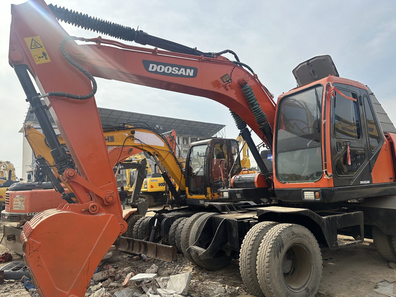 DOOSAN 150W - Колесен багер: снимка 2 DOOSAN 150W - Колесен багер: снимка 2