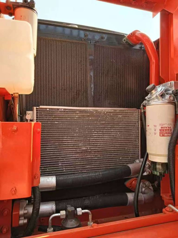 Верижен багер Doosan DX150: снимка 8