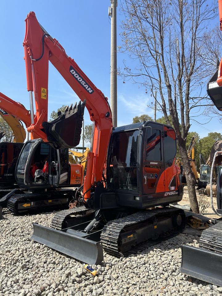 Doosan DX60 - Мини багер: снимка 3 Doosan DX60 - Мини багер: снимка 3