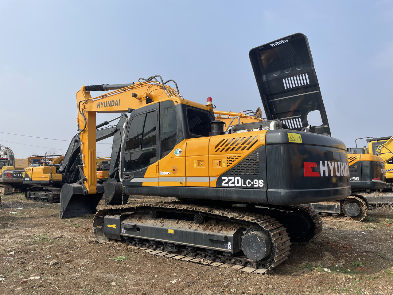 Hyundai R220LC-9S - Верижен багер: снимка 1 Hyundai R220LC-9S - Верижен багер: снимка 1