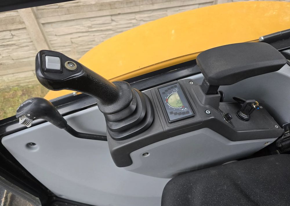 Caterpillar - Мини багер: снимка 4 Caterpillar - Мини багер: снимка 4