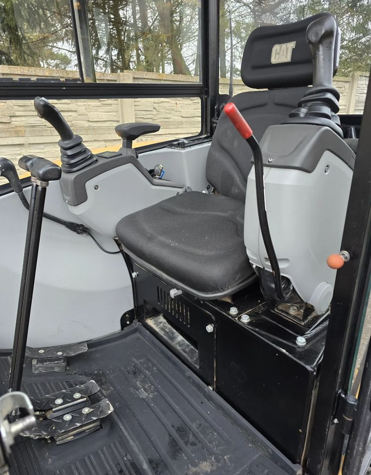 Caterpillar - Мини багер: снимка 3 Caterpillar - Мини багер: снимка 3