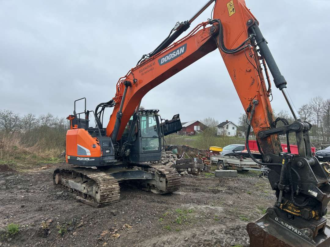 2018 Beltegraver 24 tonn Doosan DX 235LCR S 70-feste - Багер: снимка 2 2018 Beltegraver 24 tonn Doosan DX 235LCR S 70-feste - Багер: снимка 2