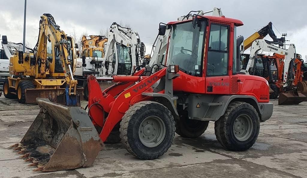 Volvo L 30 G - Колесен товарач: снимка 1 Volvo L 30 G - Колесен товарач: снимка 1
