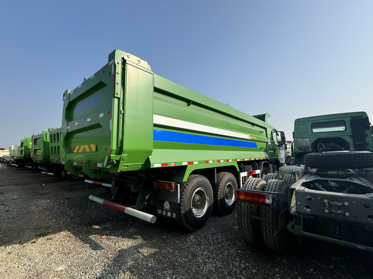 SINOTRUCK HOWO - Самосвал камион: снимка 3 SINOTRUCK HOWO - Самосвал камион: снимка 3