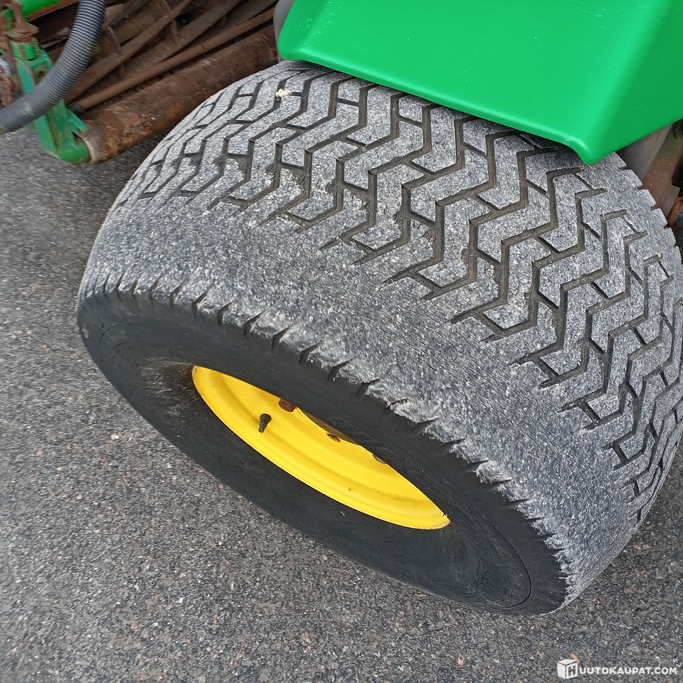 Косачка за трева John Deere 3235 kelaleikkuri, 4 WD ja hytti, Hollola: снимка 17 Косачка за трева John Deere 3235 kelaleikkuri, 4 WD ja hytti, Hollola: снимка 17