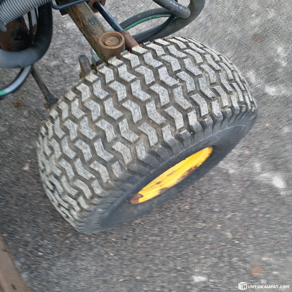 Косачка за трева John Deere 3235 kelaleikkuri, 4 WD ja hytti, Hollola: снимка 15 Косачка за трева John Deere 3235 kelaleikkuri, 4 WD ja hytti, Hollola: снимка 15