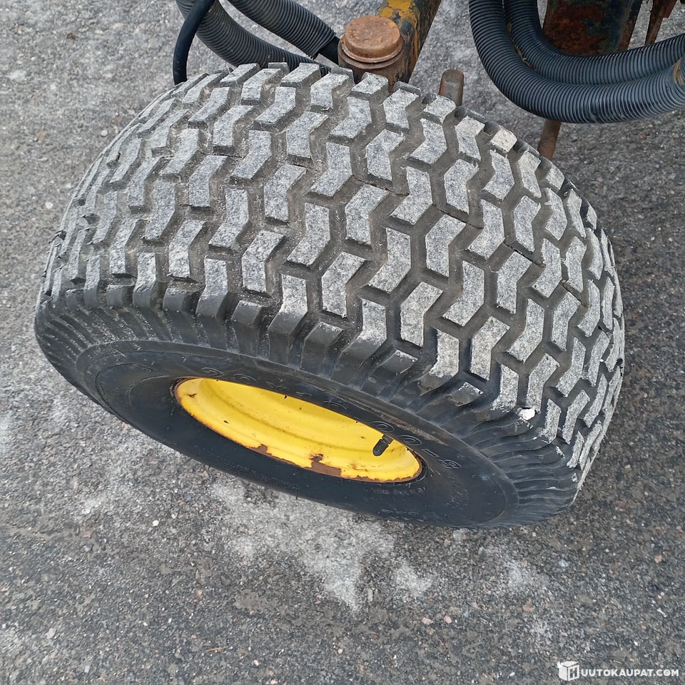 Косачка за трева John Deere 3235 kelaleikkuri, 4 WD ja hytti, Hollola: снимка 18 Косачка за трева John Deere 3235 kelaleikkuri, 4 WD ja hytti, Hollola: снимка 18