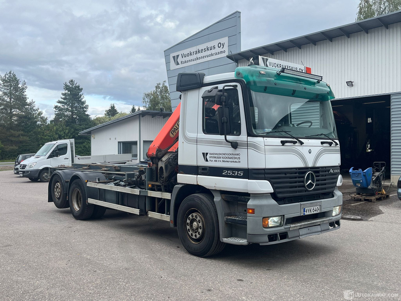 Mercedes-Benz Actros 2535, 21 tonnimetrisellä nosturilla ja vaijerivaihtolavalaitteella, kuorma-auto, 2001, Hyvinkää - Камион: снимка 2 Mercedes-Benz Actros 2535, 21 tonnimetrisellä nosturilla ja vaijerivaihtolavalaitteella, kuorma-auto, 2001, Hyvinkää - Камион: снимка 2