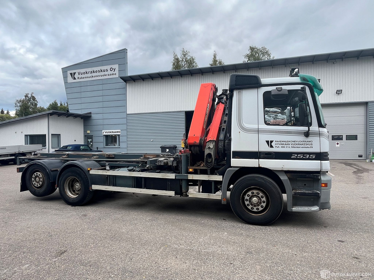 Mercedes-Benz Actros 2535, 21 tonnimetrisellä nosturilla ja vaijerivaihtolavalaitteella, kuorma-auto, 2001, Hyvinkää - Камион: снимка 3 Mercedes-Benz Actros 2535, 21 tonnimetrisellä nosturilla ja vaijerivaihtolavalaitteella, kuorma-auto, 2001, Hyvinkää - Камион: снимка 3