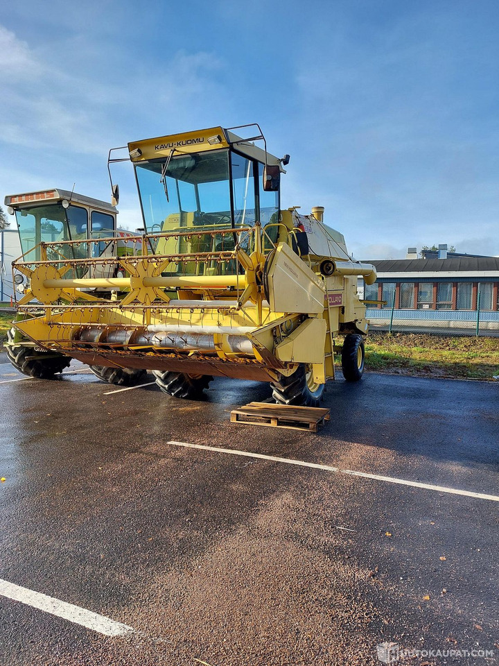 New Holland 8030, 1981 1910h, MTK25, Porvoo - Зърнокомбайн: снимка 2 New Holland 8030, 1981 1910h, MTK25, Porvoo - Зърнокомбайн: снимка 2