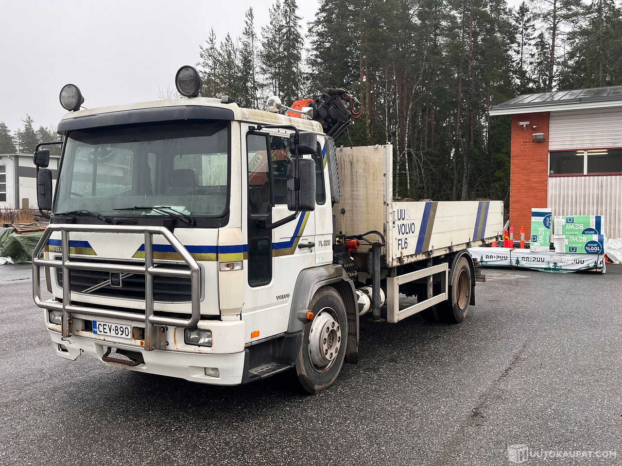 Volvo FL612-FL6H-42R/400, kuorma-auto nosturilla, 2001, Rusko - Бордови камион, Камион с кран: снимка 1 Volvo FL612-FL6H-42R/400, kuorma-auto nosturilla, 2001, Rusko - Бордови камион, Камион с кран: снимка 1