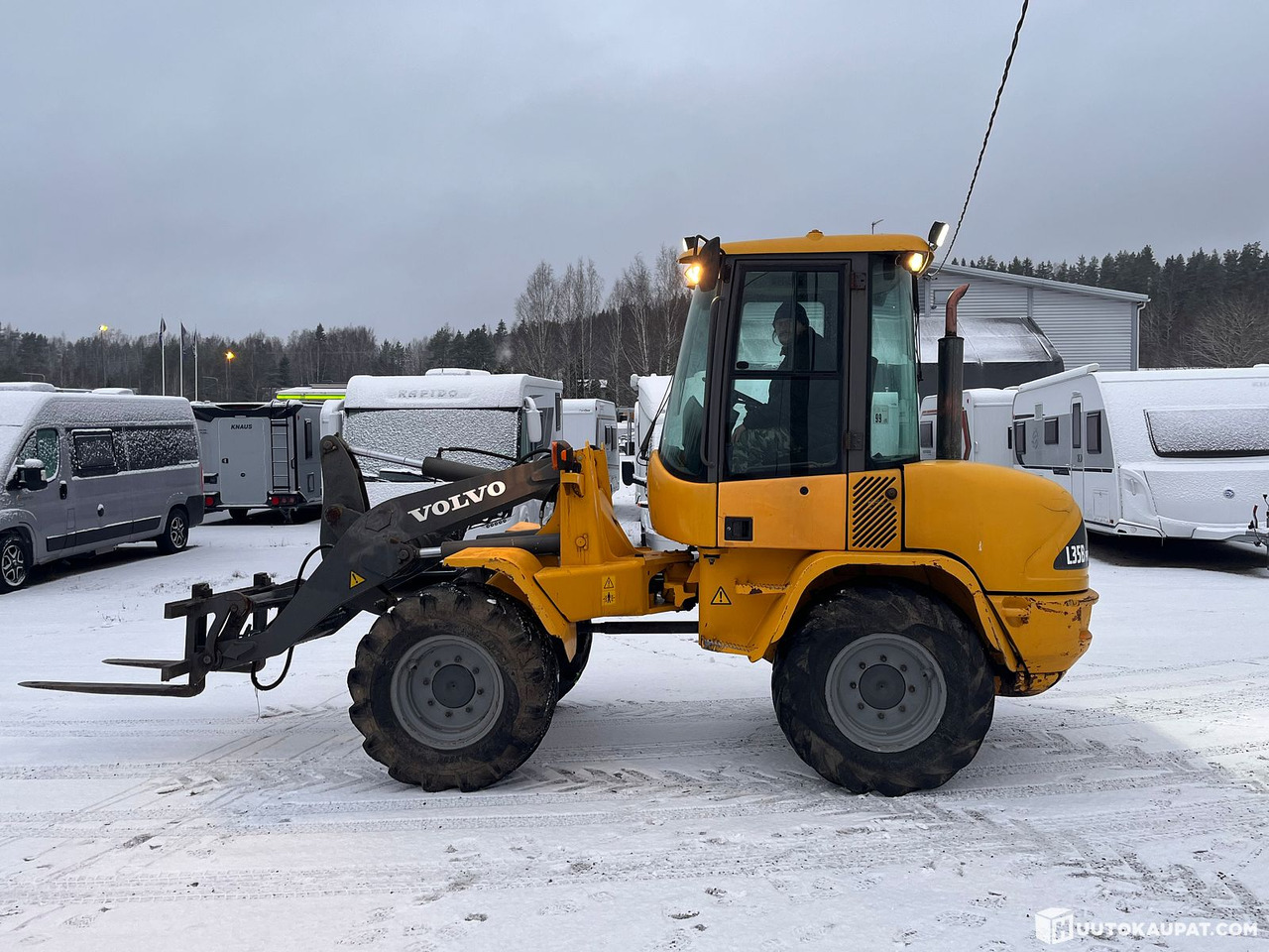 Volvo L35B Pro, pyöräkuormaaja avattavalla kauhalla ja piikeillä, 2005, Vihti - Колесен товарач: снимка 1 Volvo L35B Pro, pyöräkuormaaja avattavalla kauhalla ja piikeillä, 2005, Vihti - Колесен товарач: снимка 1