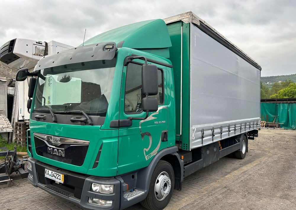 MAN TGL 12.250 6.2m AUTOMAT KLIMA z Niemiec ESP nowe opony EURO 6 / 4.75 rozstaw / zawiesie na wózek widłowy / TOP STAN / okazja nauka jazdy MOŻLIWOŚĆ DOSTOSOWANIA 12t - Камион с брезент: снимка 1 MAN TGL 12.250 6.2m AUTOMAT KLIMA z Niemiec ESP nowe opony EURO 6 / 4.75 rozstaw / zawiesie na wózek widłowy / TOP STAN / okazja nauka jazdy MOŻLIWOŚĆ DOSTOSOWANIA 12t - Камион с брезент: снимка 1