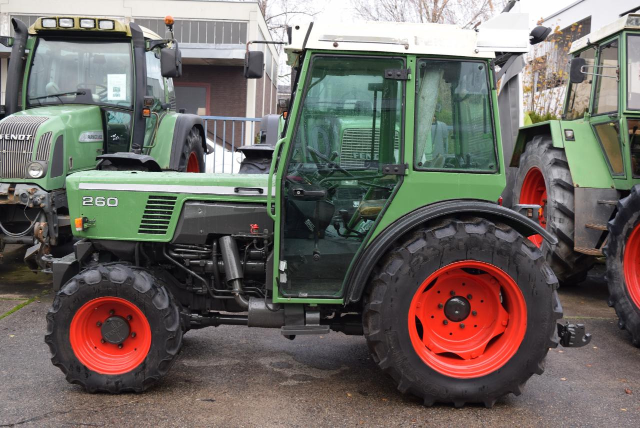 Fendt Farmer 260 V *Schmalspur* - Трактор: снимка 1 Fendt Farmer 260 V *Schmalspur* - Трактор: снимка 1