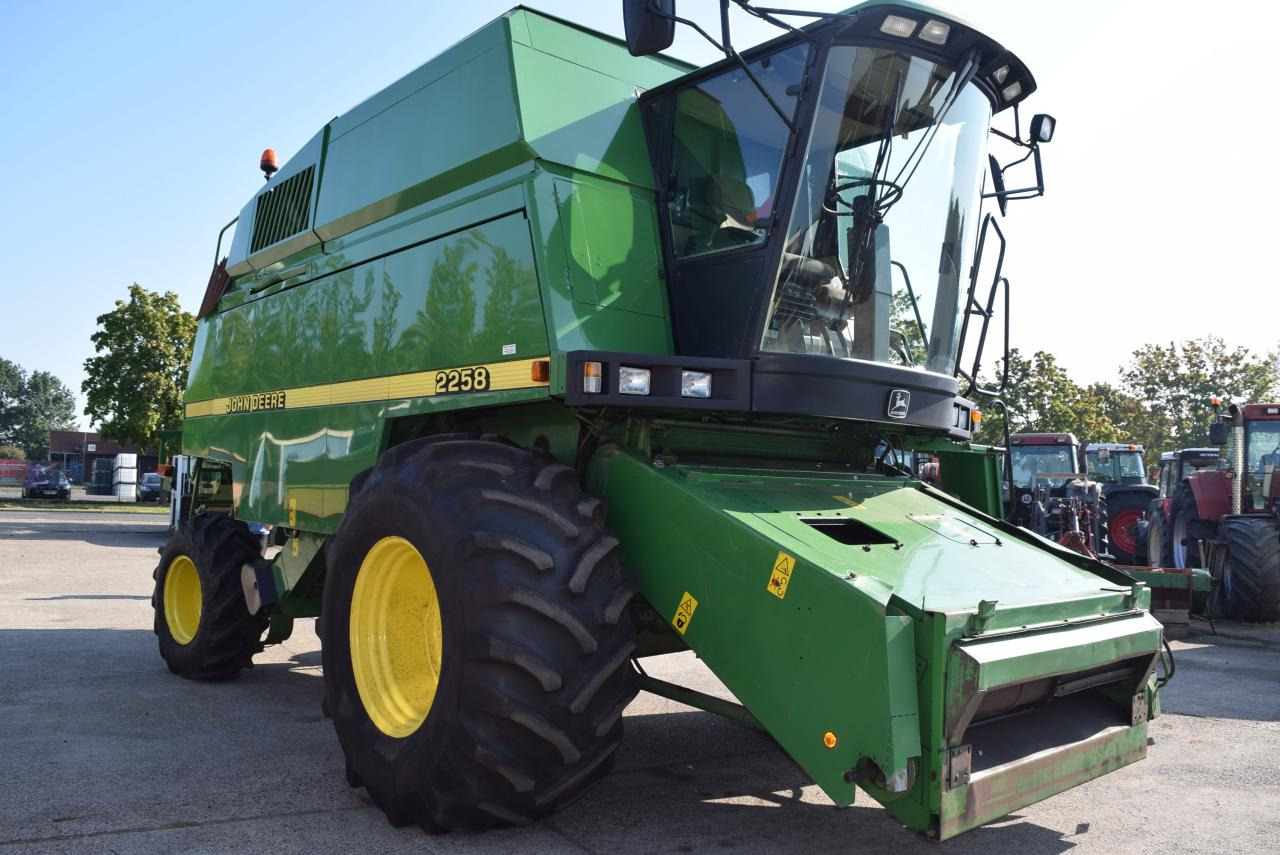 John Deere 2064 - Зърнокомбайн: снимка 2 John Deere 2064 - Зърнокомбайн: снимка 2